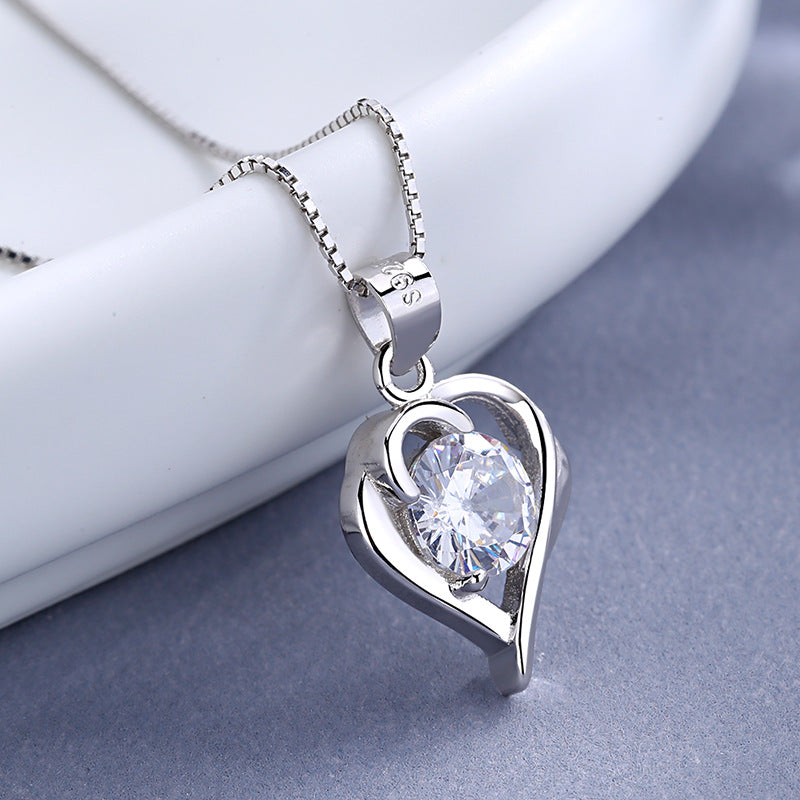 Women's necklace with sparkling heart pendant and elegant silver clasp Nin Boutique