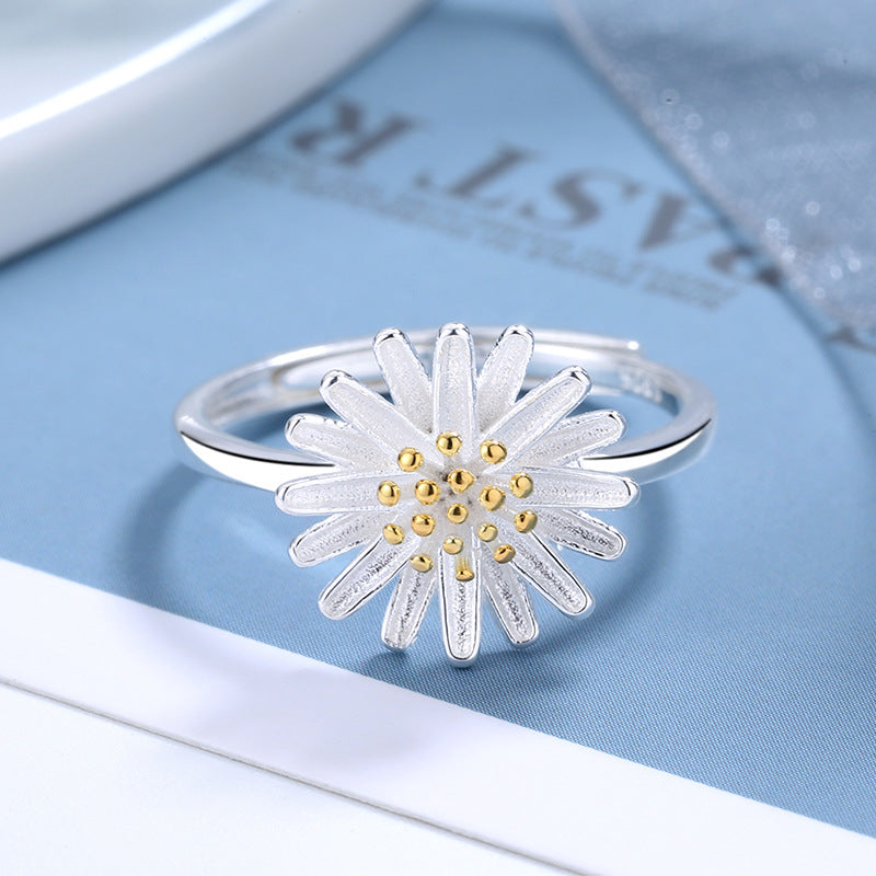 Ladies ring with delicate flower motif and golden accents Nin Boutique