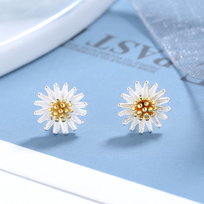 Ladies ring with delicate flower motif and golden accents Nin Boutique