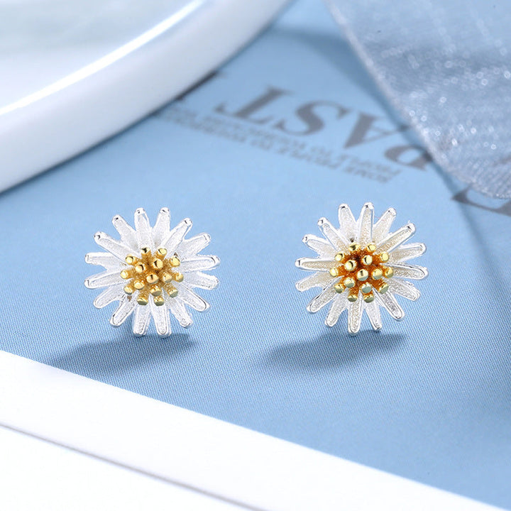 Ladies ring with delicate flower motif and golden accents Nin Boutique