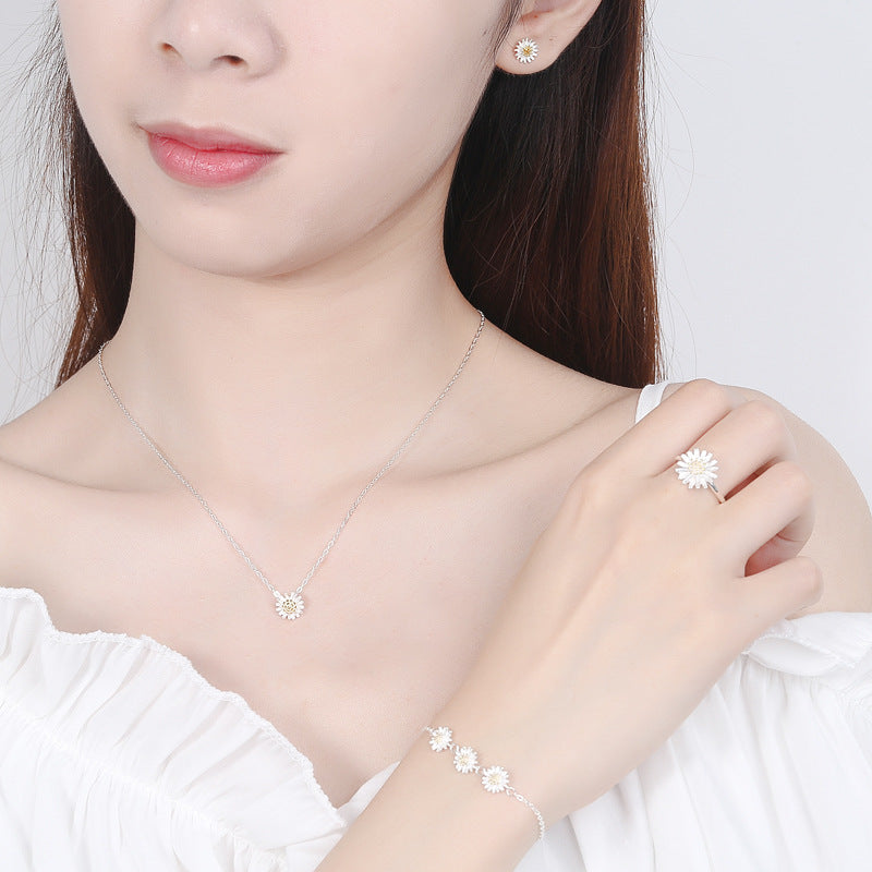 Ladies ring with delicate flower motif and golden accents Nin Boutique