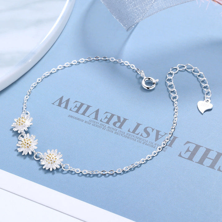 Ladies ring with delicate flower motif and golden accents Nin Boutique