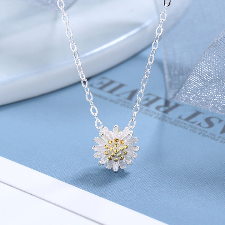 Ladies ring with delicate flower motif and golden accents Nin Boutique