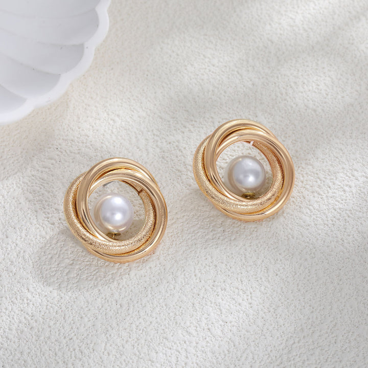 Women's pearl earrings with elegant gold frame Nin Boutique