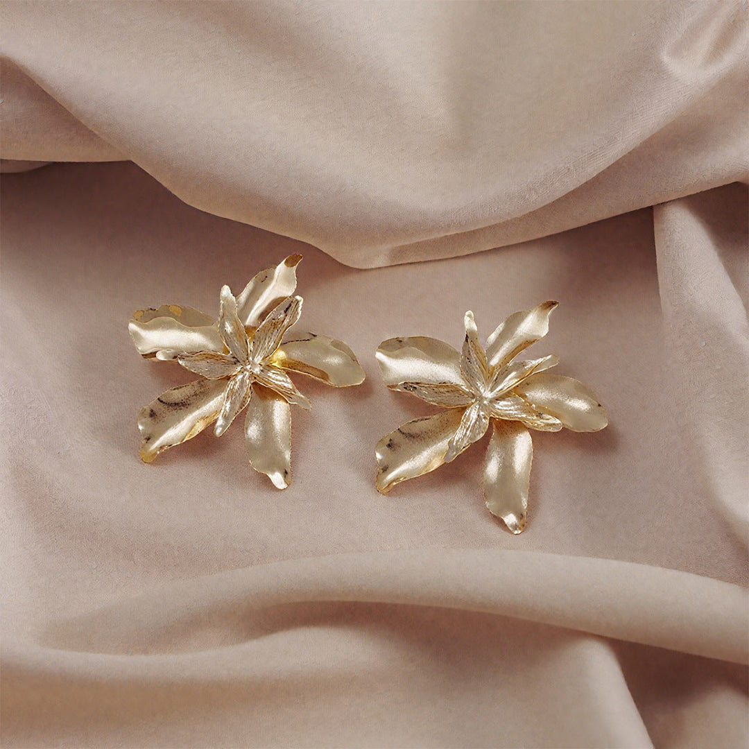 Ladies earrings in an artistic flower design Nin Boutique