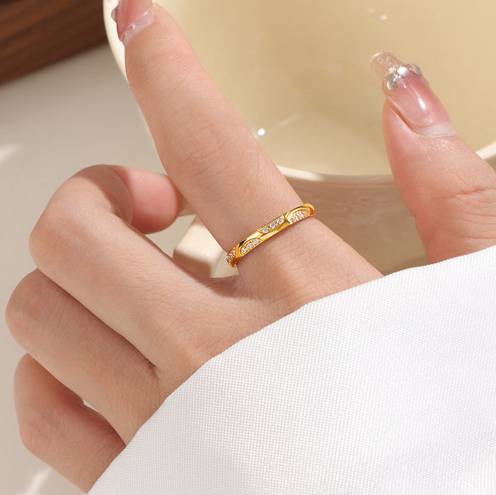 Women's delicate ring with elegant, curved details Nin Boutique
