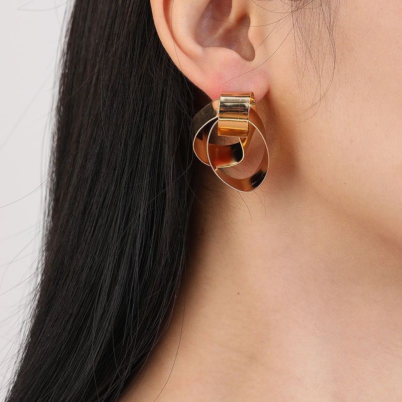 Ladies earrings with elegant, curved design Nin Boutique
