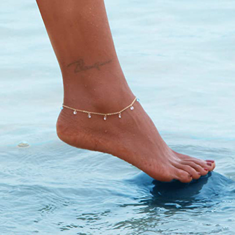 Ladies ankle bracelet with sparkling crystal pendants and delicate gold design Nin Boutique