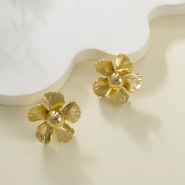 Ladies earrings in luxurious floral design with artificial pearls Nin Boutique
