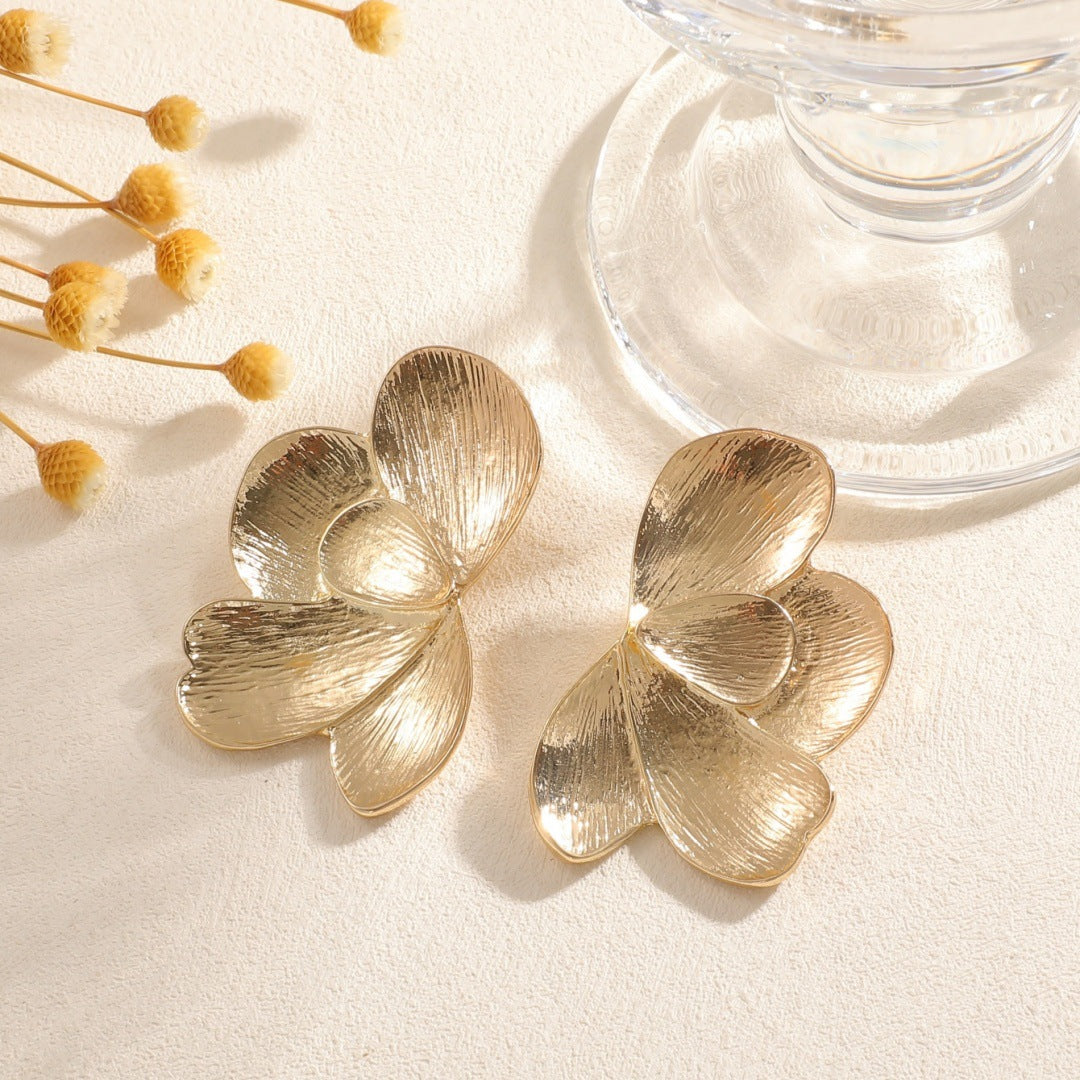 Women’s earrings in floral design with elegant finish Nin Boutique