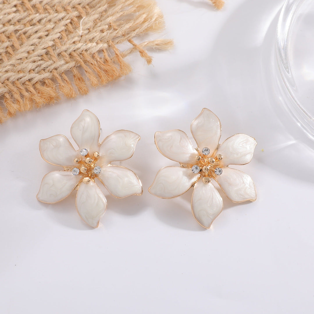 Women's earrings with intricate floral pattern and sparkling accents Nin Boutique