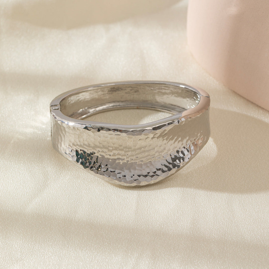 Ladies' bangle with elegant, curved design Nin Boutique