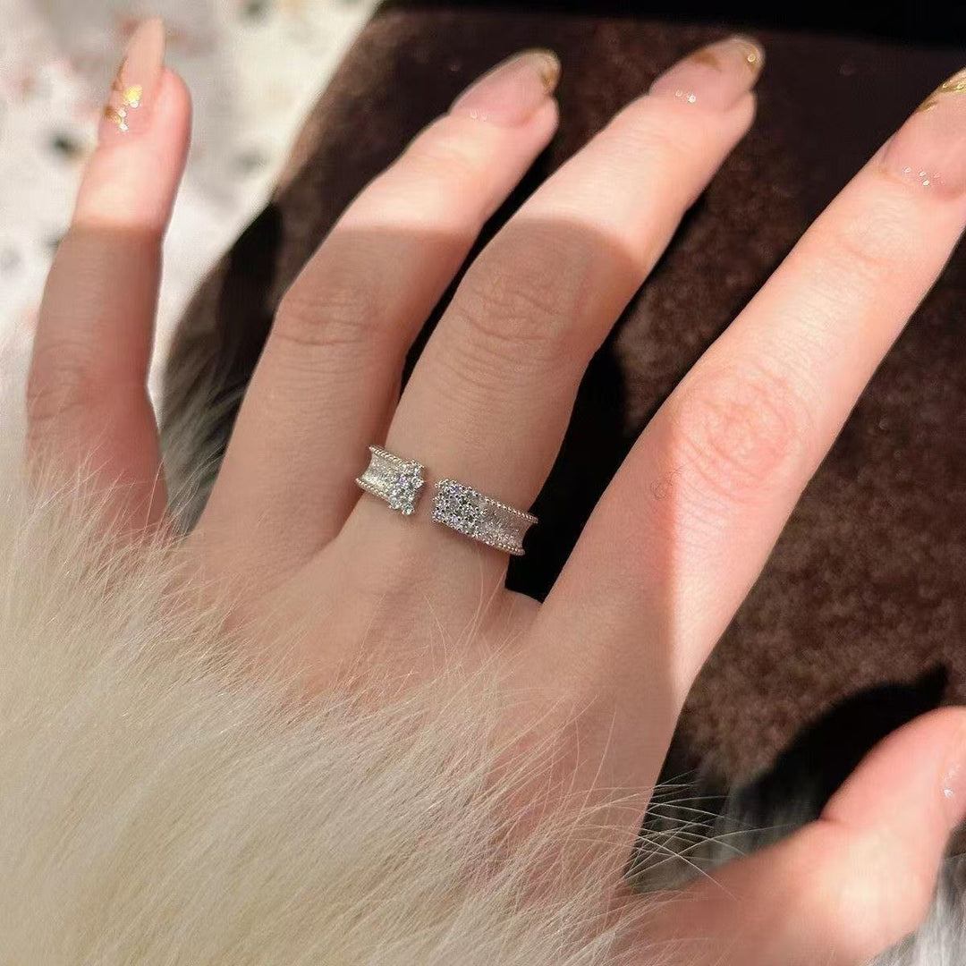 Women’s ring with sparkling zirconia stones and elegant, curved design Nin Boutique