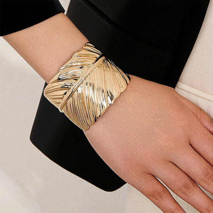 Ladies bracelet with elegant leaf design Nin Boutique