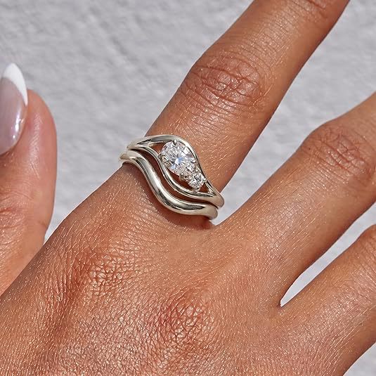 Ladies engagement ring with elegantly curved design and sparkling zirconia Nin Boutique