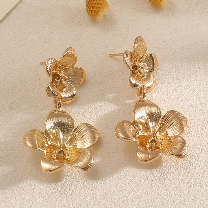 Ladies earrings in elegant flower design Nin Boutique