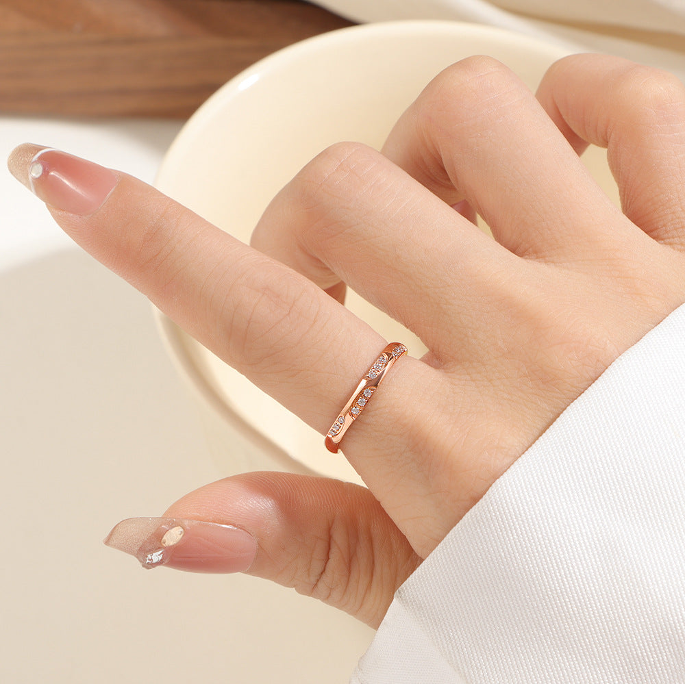 Women's delicate ring with elegant, curved details Nin Boutique