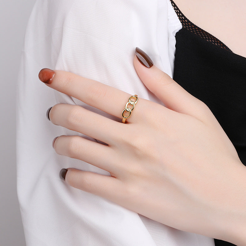 Women's ring with modern chain design and glossy surface Nin Boutique