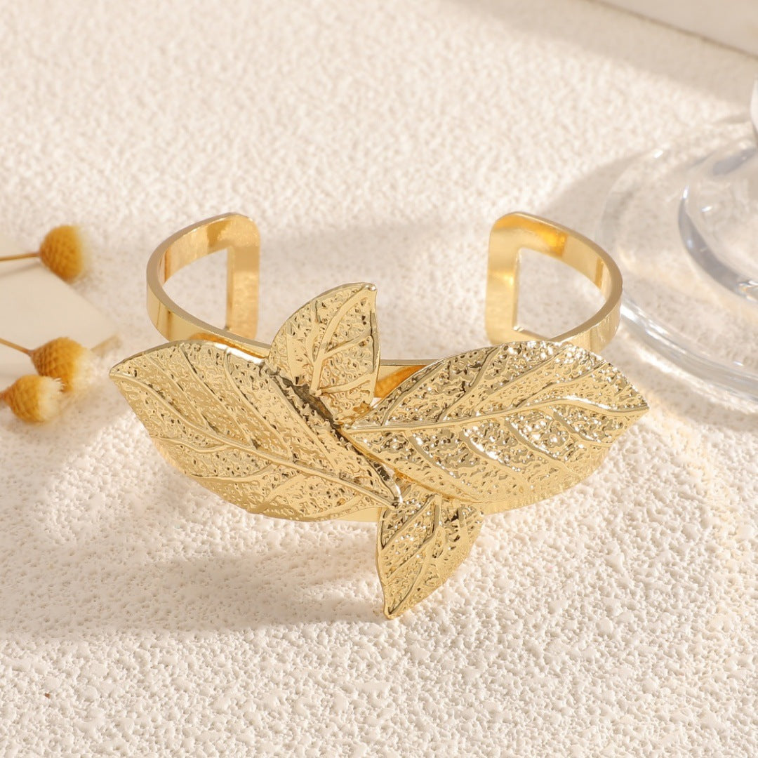 Women's bracelet with intricate leaf design Nin Boutique