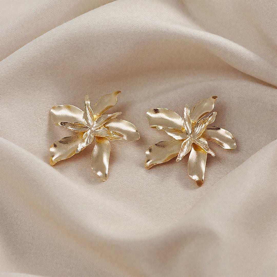 Ladies earrings in an artistic flower design Nin Boutique