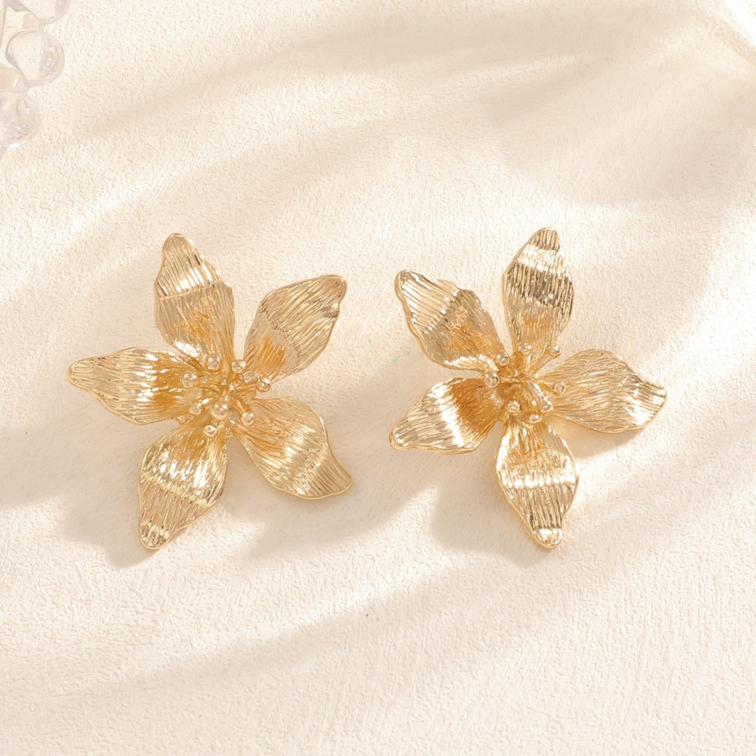 Ladies earrings in artistic flower design Nin Boutique