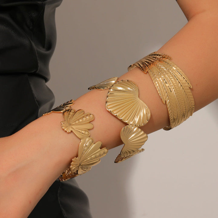 Women Open Bangle with Artistic Shell Design Nin Boutique