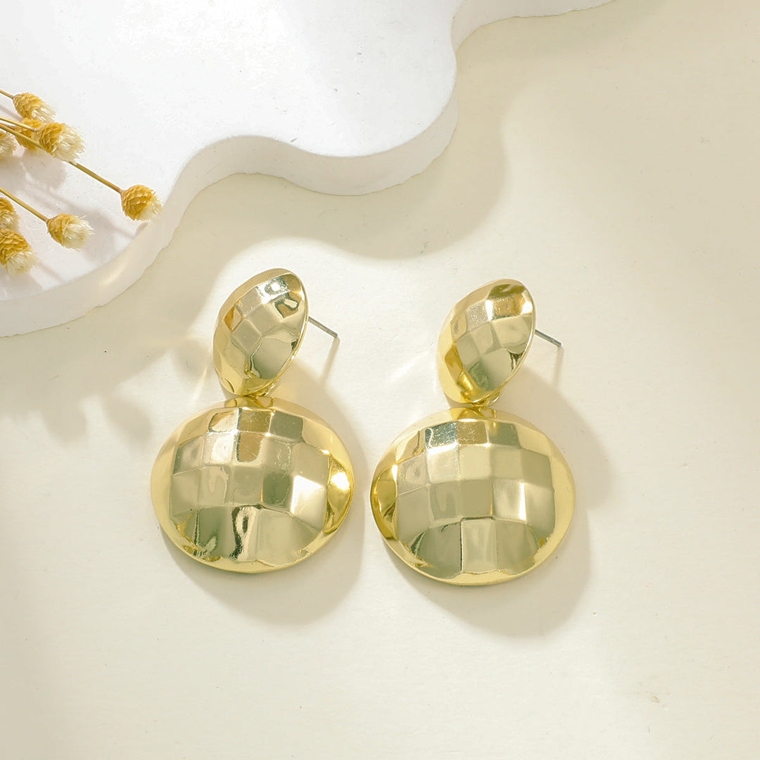 Ladies earrings in elegant relief design Nin Boutique