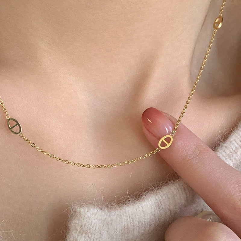 Women's necklace with filigree oval design and modern elements Nin Boutique