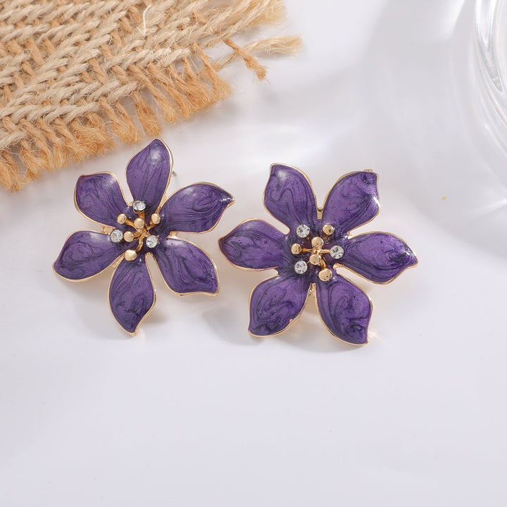 Women's earrings with intricate floral pattern and sparkling accents Nin Boutique