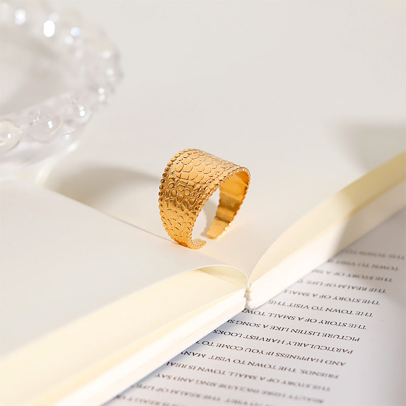 Ladies Ring in elegant crocodile design Nin Boutique