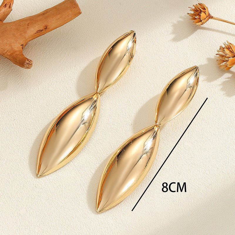 Women’s earrings in the curved, sculptural design Nin Boutique