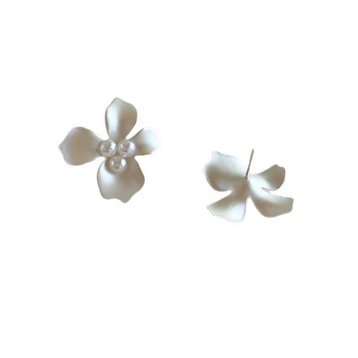 Women’s earrings in floral design with pearl accents Nin Boutique