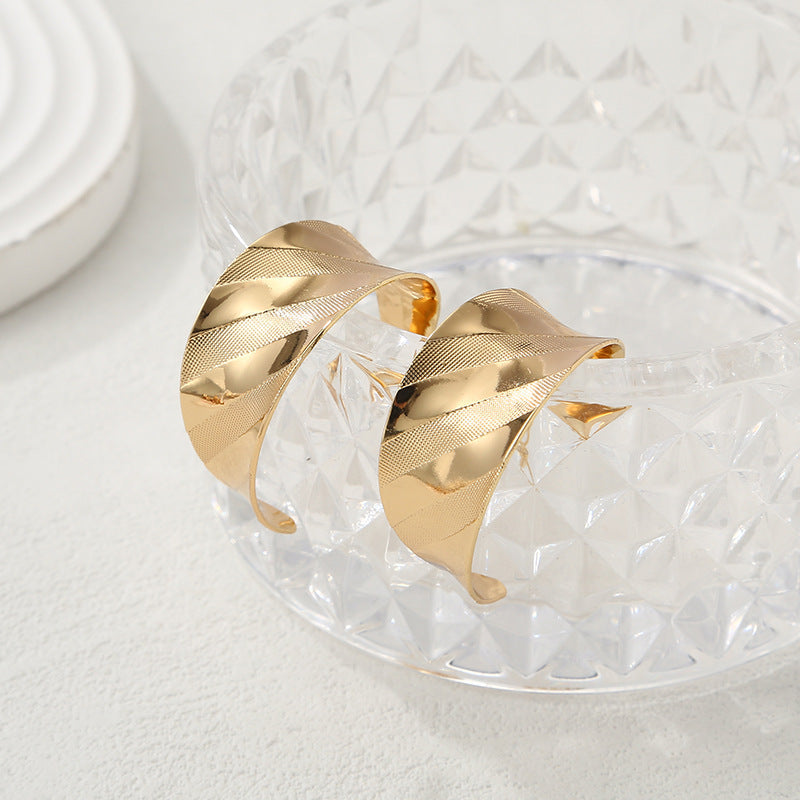 Women's bangles made of high-quality metal with an elegant wave pattern Nin Boutique