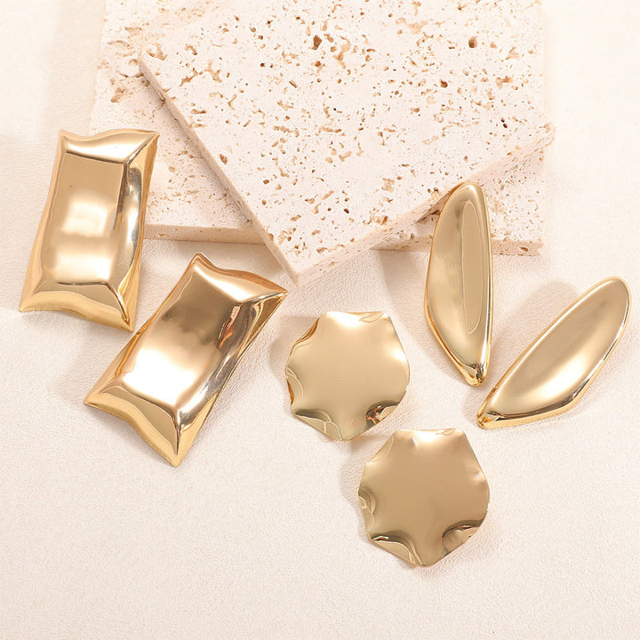 Ladies earrings with luxurious, curved design Nin Boutique