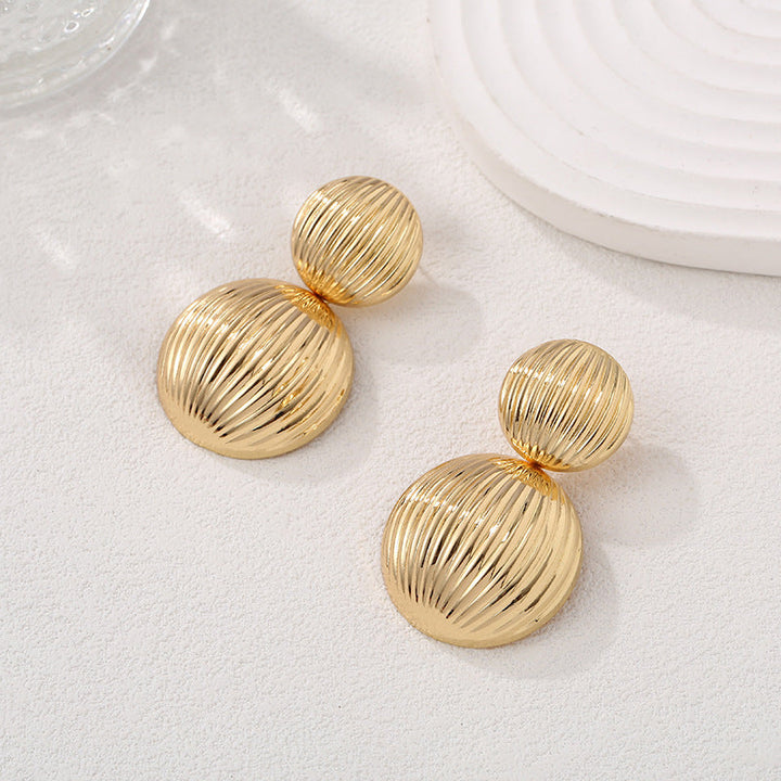 Women's stud earrings in elegant, structured gold design Nin Boutique