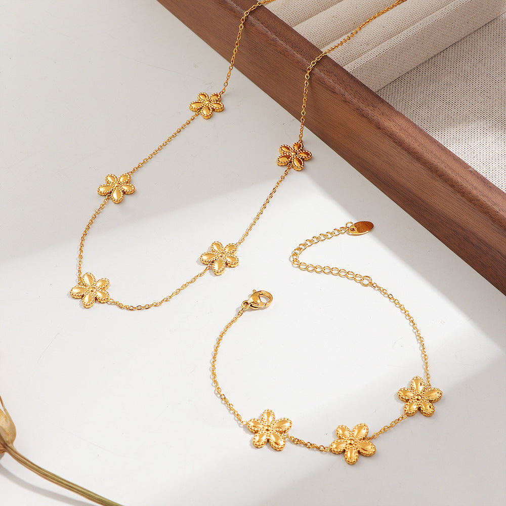 Ladies delicate anklet with filigree floral elements Nin Boutique