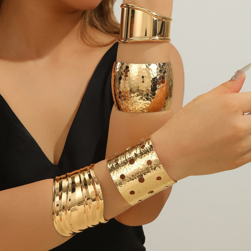 Women Open Bangle with High-Quality Structure and Shiny Surface Nin Boutique