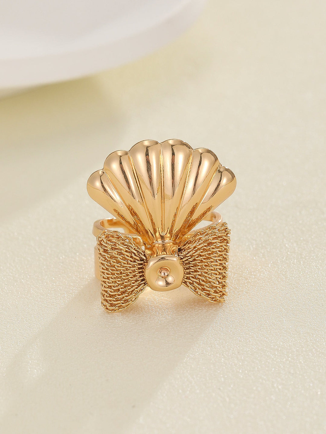 Women's ring with elaborate shell and bow motif Nin Boutique