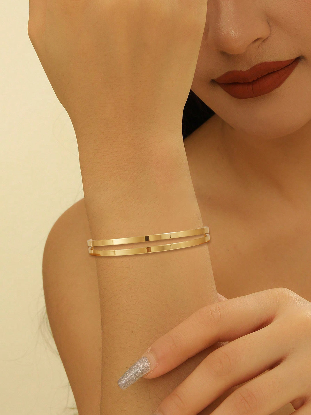 Women's bangle with elegant curved design Nin Boutique
