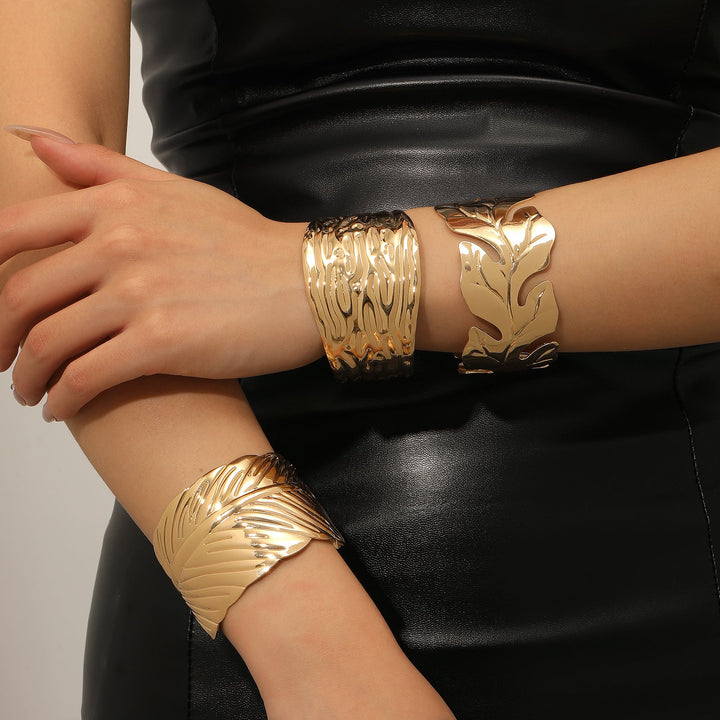 Ladies bracelet with elegant leaf design Nin Boutique