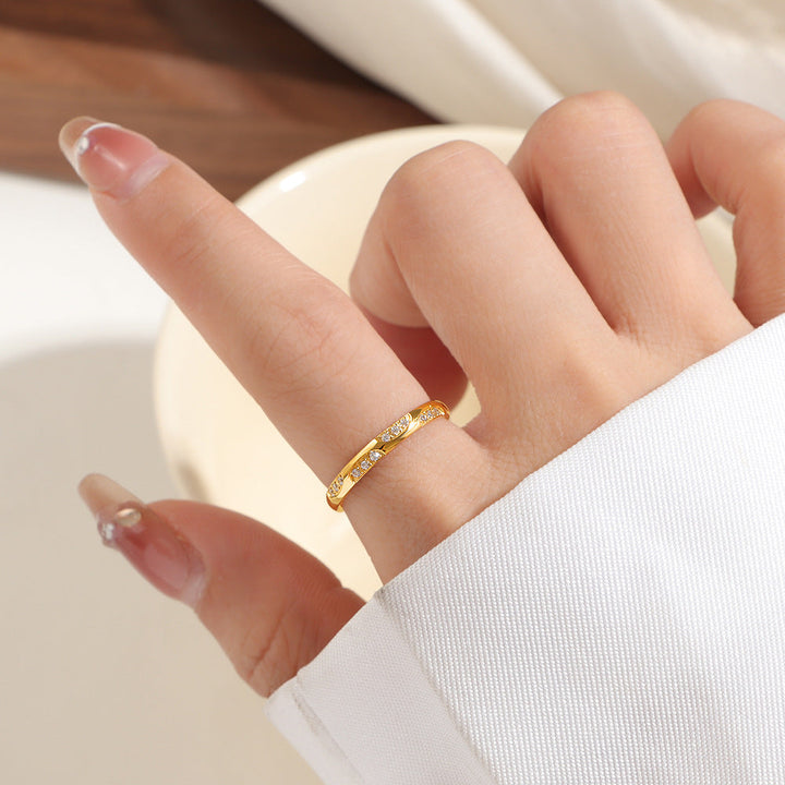 Women's delicate ring with elegant, curved details Nin Boutique