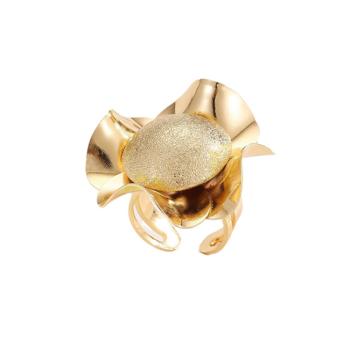 Ladies ring with intricate floral design Nin Boutique