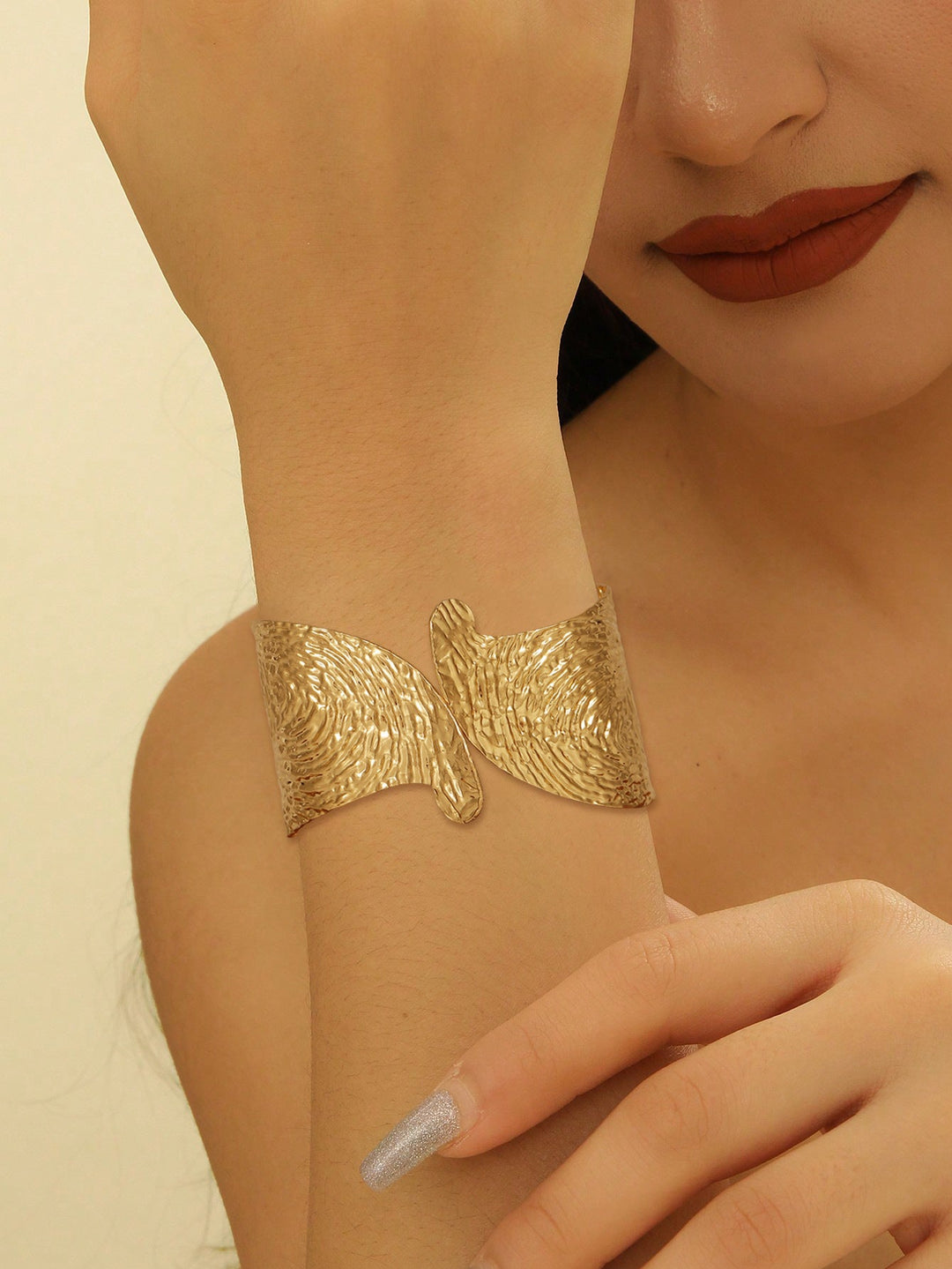 Women's cuff bracelet in artistic, structured design Nin Boutique