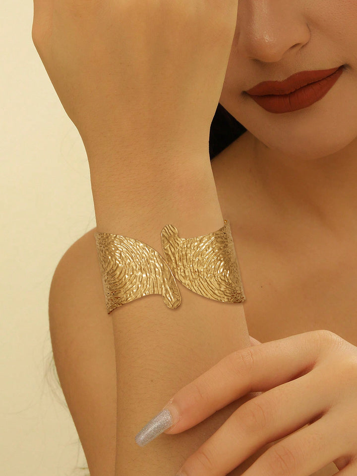 Women's cuff bracelet in artistic, structured design Nin Boutique