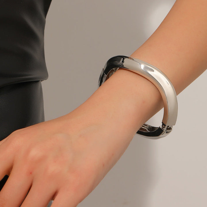 Women's cuff with modern, curved design Nin Boutique