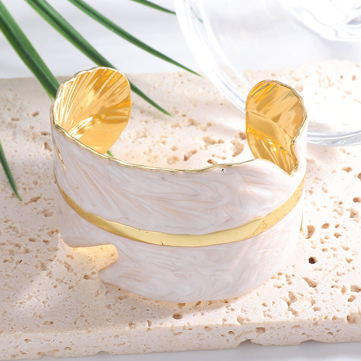 Women's Open Bangle with Textured Design Nin Boutique