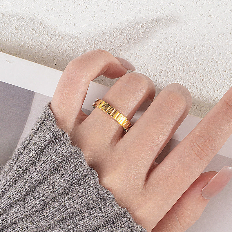 Women's ring with textured edge design Nin Boutique