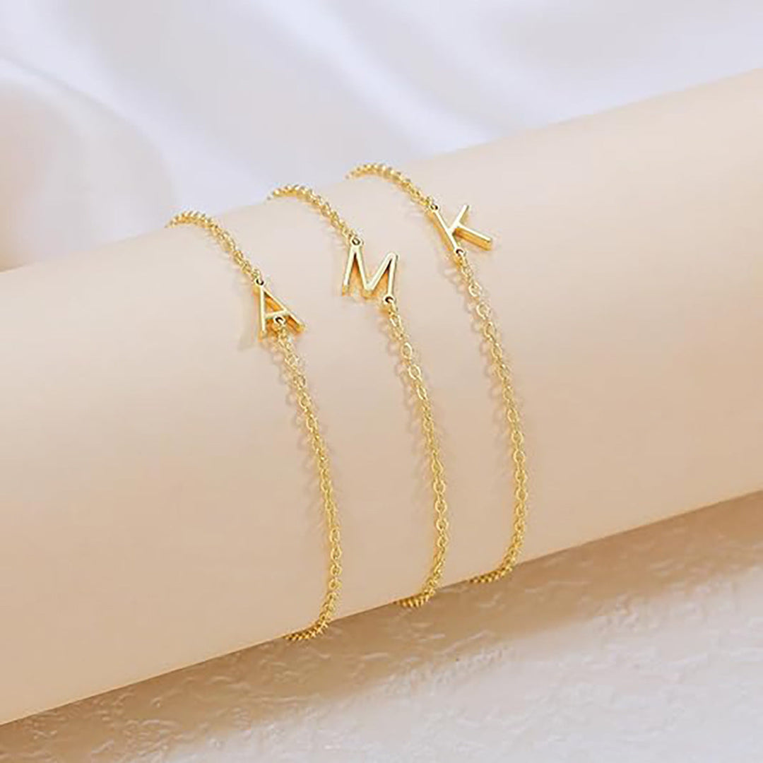 Women’s ankle bracelet with personalized initial and sparkling zirconia detail Nin Boutique