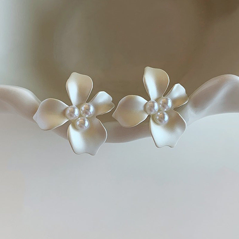 Women’s earrings in floral design with pearl accents Nin Boutique