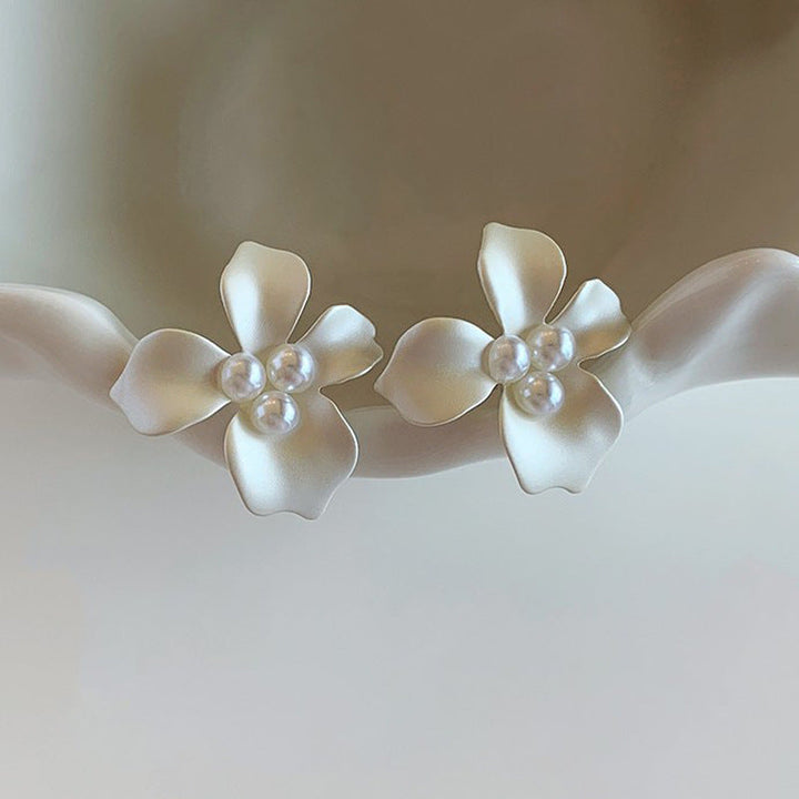 Women’s earrings in floral design with pearl accents Nin Boutique
